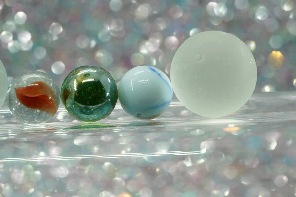 Glaskugeln Und Bunte Murmeln Vor Leicht Verschwommenem Hintergrund — Stockfoto