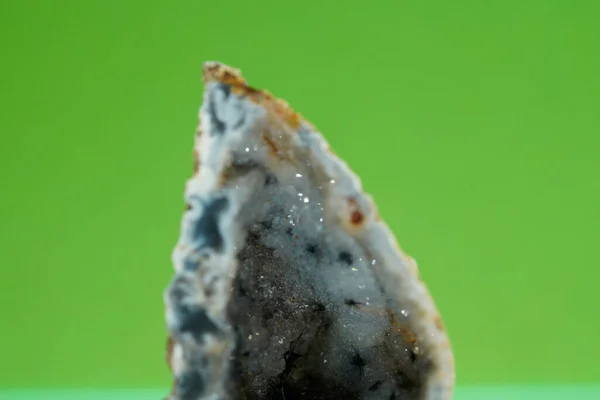Mineral Natural Sobre Fundo Verde Com Cristais Quartzo Cristal Belo — Fotografia de Stock
