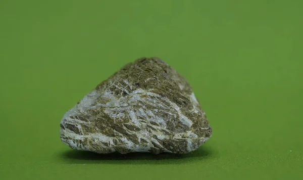 水晶の結晶を持つ緑の背景にある天然鉱物は美しい背景と抽象的でマクロです — ストック写真