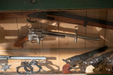 Bir ahşap ve eski bir mutfağa yakın..