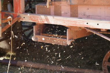 Tahta testereyle eski paslı metal kesme tahtası