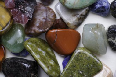 Doğal mineral taşını kapatın.