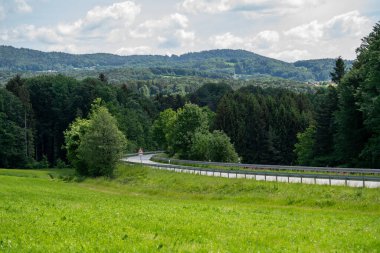 Dağlardaki yol manzarası