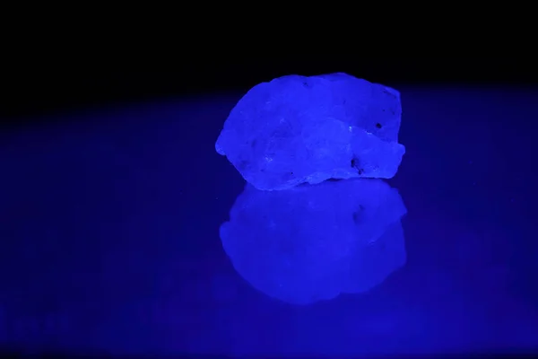 Tiro Close Vidro Cristal Com Fundo Azul — Fotografia de Stock
