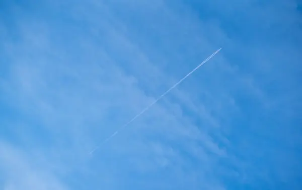 Flygplan Den Blå Himlen Royaltyfria Stockfoton