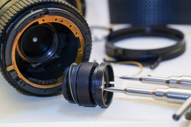 disassemble the lens for photography into its component parts