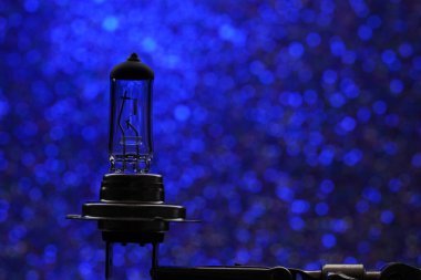 Stüdyoda çekilmiş eski antik bir ampul.      