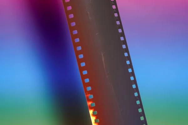 Film Van Een Analoge Camera Met Kleurrijke Achtergrond Gefotografeerd Studio — Stockfoto