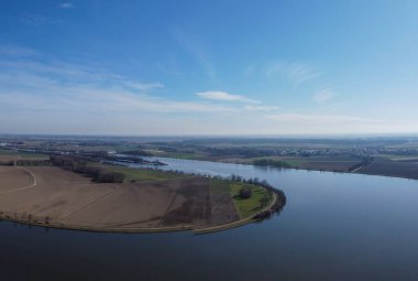 Tuna Nehri 'nin bahar aylarında Bavyera' da çekilmiş panoramik bir fotoğrafı.