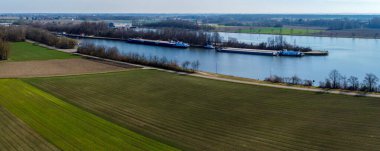 Tuna Nehri 'nin bahar aylarında Bavyera' da çekilmiş panoramik bir fotoğrafı.