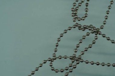 Mavi arkaplanda gümüş boncuklar, yakın plan.