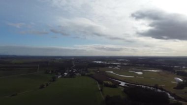 Otoyol ve doğa Tuna ve çayırlarla