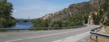 İspanya 'da Rio Ebro' da güzel bir manzarası olan soğutma kulesi olan bir nükleer enerji santrali.