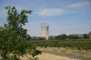 İspanya 'da Rio Ebro' da güzel bir manzarası olan soğutma kulesi olan bir nükleer enerji santrali.
