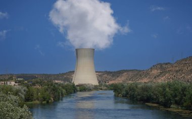 İspanya 'da Rio Ebro' da güzel bir manzarası olan soğutma kulesi olan bir nükleer enerji santrali.