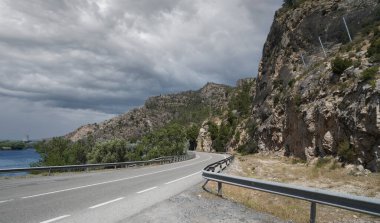 İspanya 'da Rio Ebro' da güzel bir manzarası olan soğutma kulesi olan bir nükleer enerji santrali.