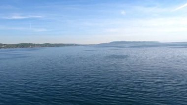 Alman bayrak gezisi teknesinde Constance Gölü ve yelkenli tekneli mavi su