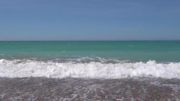 Κύματα Στην Αμμώδη Παραλία Της Μεσογείου Στην Ισπανία — Αρχείο Βίντεο