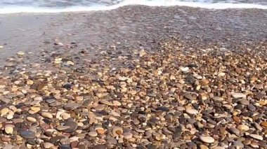 İspanya 'da Akdeniz sahillerinde çakıl taşı plajlı dalgalar