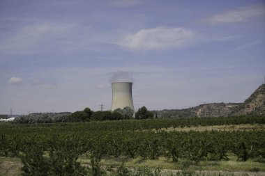 İspanya 'da Rio Ebro' da güzel bir manzarası olan soğutma kulesi olan bir nükleer enerji santrali.