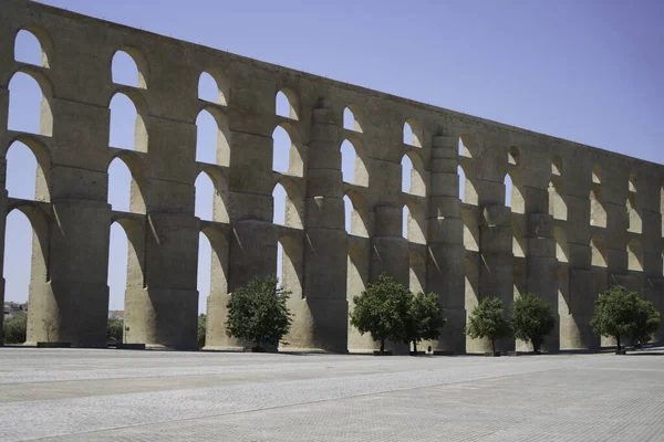 ポルトガルの水道は石の橋を思わせる古代の水道管です — ストック写真