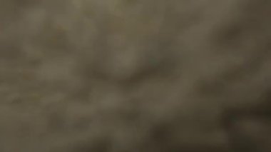 İspanya 'da Akdeniz sahillerinde çakıl taşı plajlı dalgalar