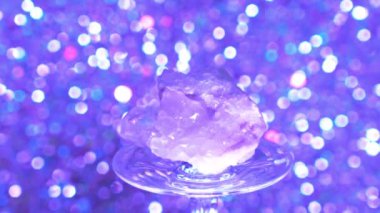 Kuvars kristalli değerli taş olarak adlandırılır.