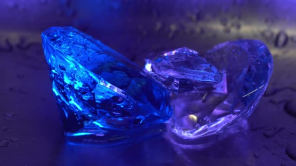 Gotas Agua Sobre Una Gema Azul Como Diamante — Vídeos de Stock