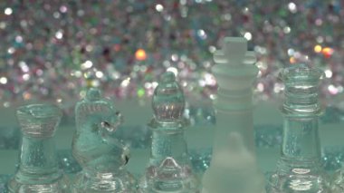 Arka planda cam satranç taşları