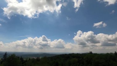 Bulutlar, mavi gökyüzü arka planında hareket eden beyaz bulutların videosu 4k süratli modda çekilmiş fantastik bir bulut görüntüsü oluşturur