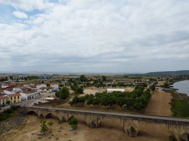 İspanya 'daki Guadiana üzerinde şatosu ve eski taş köprüsü olan Medellin.