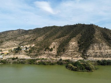 Ebro Rio İspanya 'da bir su deposu ve balık tutmak ve dinlenmek için temiz suyu var.