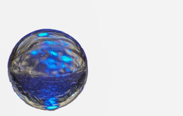 Μπλε Γυάλινη Μπάλα Μπάλα Απομονώνονται Στο Λευκό Φόντο — Φωτογραφία Αρχείου