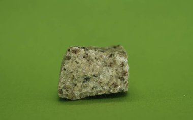 Yeşil arka planda kristal kuvars kristalleri olan doğal bir mineral çok güzel bir arka plan ve soyut bir makro.