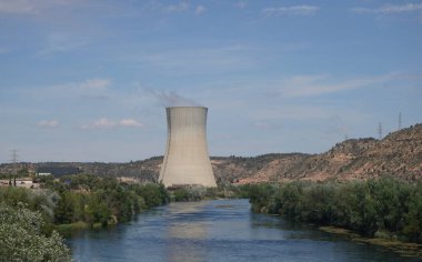 İspanya 'da Rio Ebro' da güzel bir manzarası olan soğutma kulesi olan bir nükleer enerji santrali.