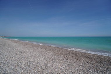 Akdeniz 'de çakıl taşı plajı ve yeşil suyu olan dalgalar