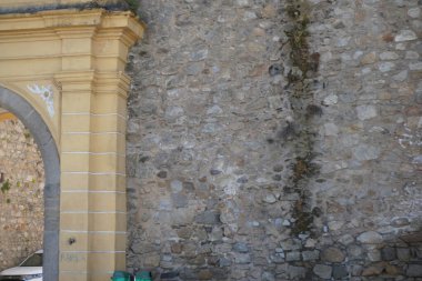 Portekiz 'deki su kemerleri taş köprüleri anımsatan antik su borularıdır.