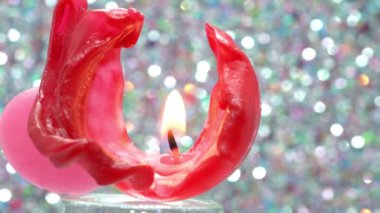 Arta kalan mumlar bitene kadar yanar.