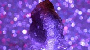 Kuvars kristalli değerli taş olarak adlandırılır.