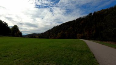 Nehirde sonbahar manzara