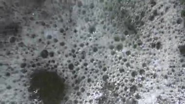 İspanya 'da Akdeniz sahillerinde çakıl taşı plajlı dalgalar