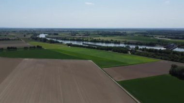 Tuna nehri ve Bavyera 'daki tarlalar üzerinde insansız hava aracı uçuşu