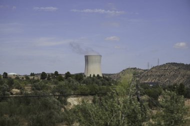 İspanya 'da Rio Ebro' da güzel bir manzarası olan soğutma kulesi olan bir nükleer enerji santrali.