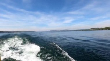 Alman bayrak gezisi teknesinde Constance Gölü ve yelkenli tekneli mavi su