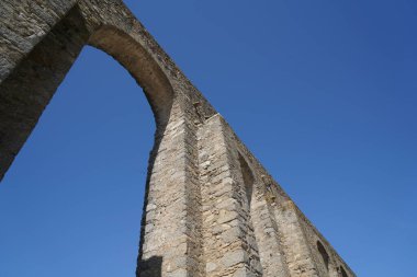 Portekiz 'deki su kemerleri taş köprüleri anımsatan antik su borularıdır.