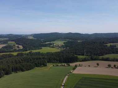 Ormanlar ve tarlalarla Bavyera 'nın havadan görünüşü