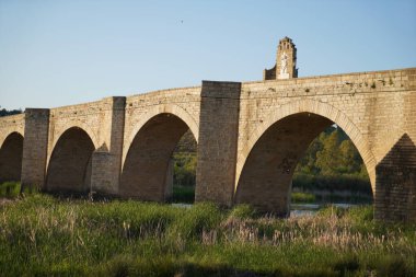 İspanya 'da Guadiana üzerinde Roma köprüsü olan Medellin.