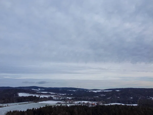 Bulutlu Bir Günde Bavyera Karla Kaplı Tarım Alanları — Stok fotoğraf