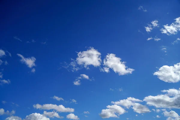 Stratus Cumulus Alto Nimbo Awan Langit Biru Adalah Pembawa Pesan — Stok Foto