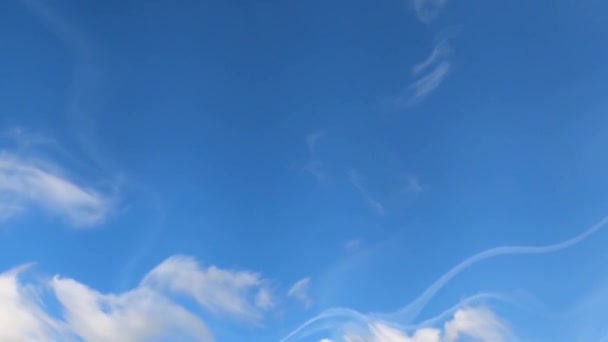 云彩像面纱一样在巴伐利亚蓝白的天空中移动 在4K的时间里消逝了 — 图库视频影像